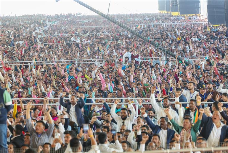 21 दिसंबर 2025 को असम के नामरूप में असम वैली फर्टिलाइज़र एंड केमिकल कंपनी लिमिटेड के यूरिया संयंत्र के भूमि पूजन के अवसर पर आयोजित कार्यक्रम में उपस्थित लोग। इस दौरान संबोधित करते हुए प्रधानमंत्री श्री नरेन्द्र मोदी।