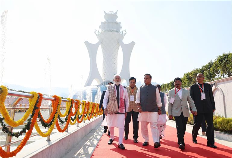 प्रधानमंत्री श्री नरेन्द्र मोदी ने 21 दिसंबर 2025 को गुवाहाटी के बोरागांव स्थित शहीद स्मारक क्षेत्र में पुष्पांजलि अर्पित की।