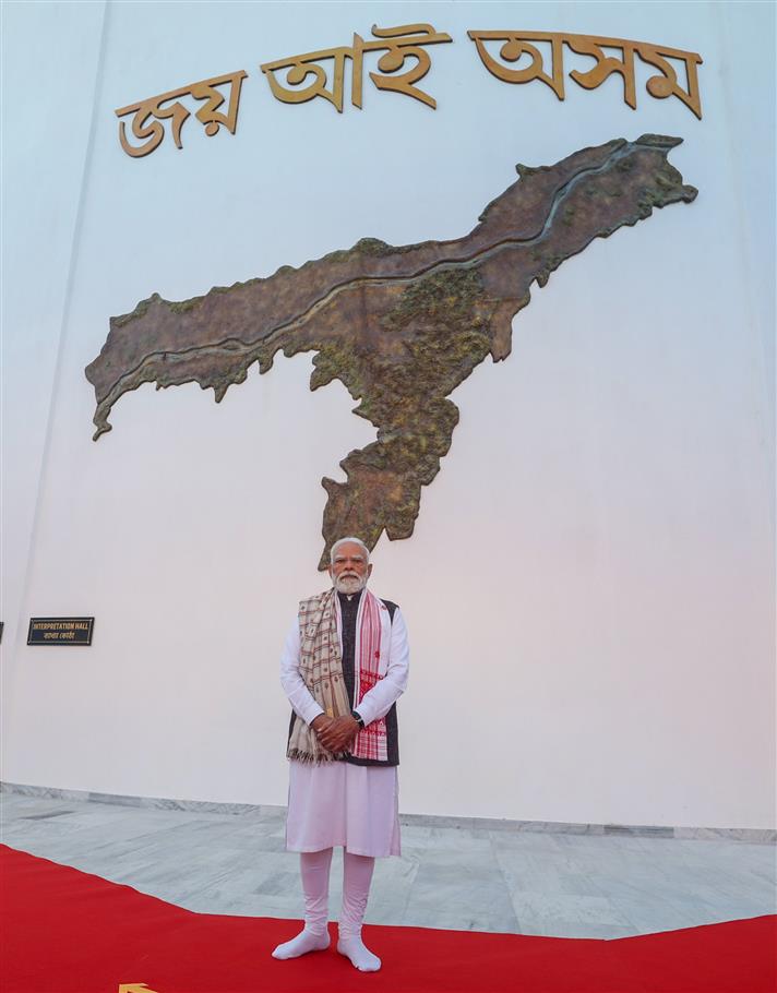 प्रधानमंत्री श्री नरेन्द्र मोदी ने 21 दिसंबर 2025 को गुवाहाटी के बोरागांव स्थित शहीद स्मारक क्षेत्र में पुष्पांजलि अर्पित की।