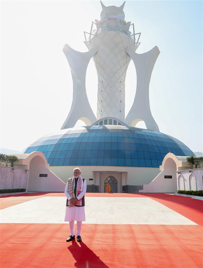 प्रधानमंत्री श्री नरेन्द्र मोदी ने 21 दिसंबर 2025 को गुवाहाटी के बोरागांव स्थित शहीद स्मारक क्षेत्र में पुष्पांजलि अर्पित की।