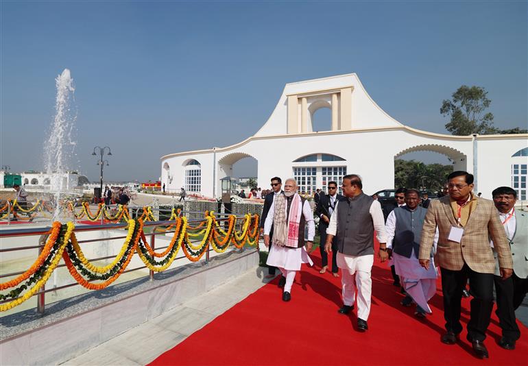 प्रधानमंत्री श्री नरेन्द्र मोदी ने 21 दिसंबर 2025 को गुवाहाटी के बोरागांव स्थित शहीद स्मारक क्षेत्र में पुष्पांजलि अर्पित की।