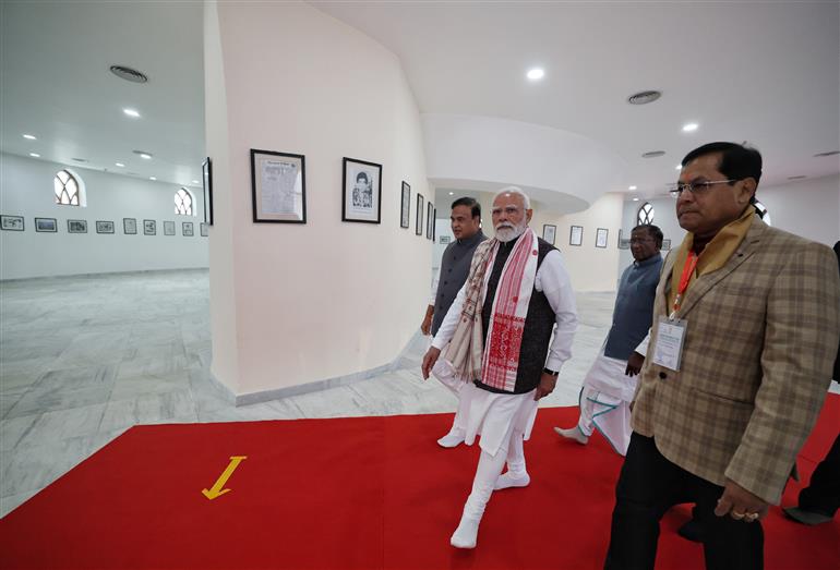 प्रधानमंत्री श्री नरेन्द्र मोदी ने 21 दिसंबर 2025 को गुवाहाटी के बोरागांव स्थित शहीद स्मारक क्षेत्र में पुष्पांजलि अर्पित की।