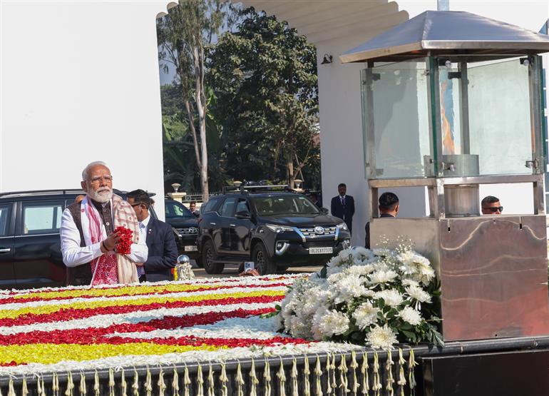 प्रधानमंत्री श्री नरेन्द्र मोदी ने 21 दिसंबर 2025 को गुवाहाटी के बोरागांव स्थित शहीद स्मारक क्षेत्र में पुष्पांजलि अर्पित की।