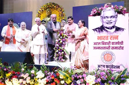 उपराष्ट्रपति श्री सी. पी. राधाकृष्णन ने 21 दिसंबर 2025 को मध्य प्रदेश के इंदौर में पूर्व प्रधानमंत्री श्री अटल बिहारी वाजपेयी जी की जन्म शताब्दी समारोह में शिरकत की। इस अवसर पर मध्य प्रदेश के राज्यपाल श्री मंगुभाई पटेल, मुख्यमंत्री डॉ. मोहन यादव सहित अन्य गणमान्य लोग मौजूद रहे।