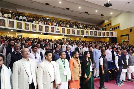 उपराष्ट्रपति श्री सी. पी. राधाकृष्णन ने 21 दिसंबर 2025 को मध्य प्रदेश के इंदौर में पूर्व प्रधानमंत्री श्री अटल बिहारी वाजपेयी जी की जन्म शताब्दी समारोह में शिरकत की। इस अवसर पर मध्य प्रदेश के राज्यपाल श्री मंगुभाई पटेल, मुख्यमंत्री डॉ. मोहन यादव सहित अन्य गणमान्य लोग मौजूद रहे।