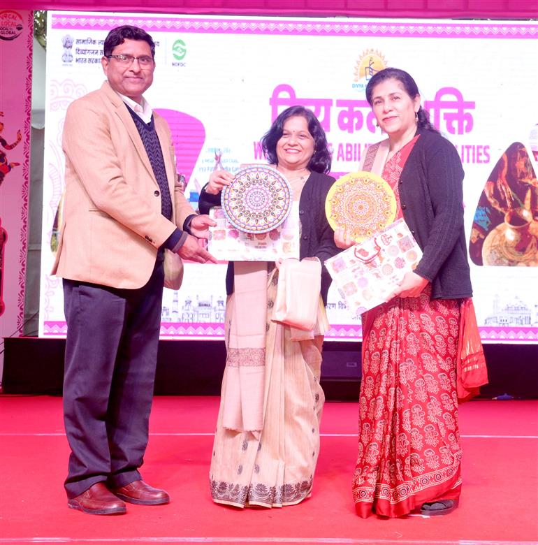 दिव्यांगजन सशक्तिकरण विभाग (DEPwD) द्वारा 21 दिसंबर 2025 को नई दिल्ली में आयोजित ‘दिव्य कला मेला’ के समापन समारोह की झलकियां।