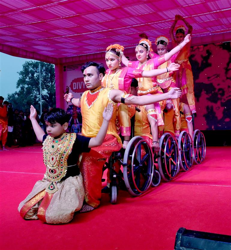 दिव्यांगजन सशक्तिकरण विभाग (DEPwD) द्वारा 21 दिसंबर 2025 को नई दिल्ली में आयोजित ‘दिव्य कला मेला’ के समापन समारोह की झलकियां।