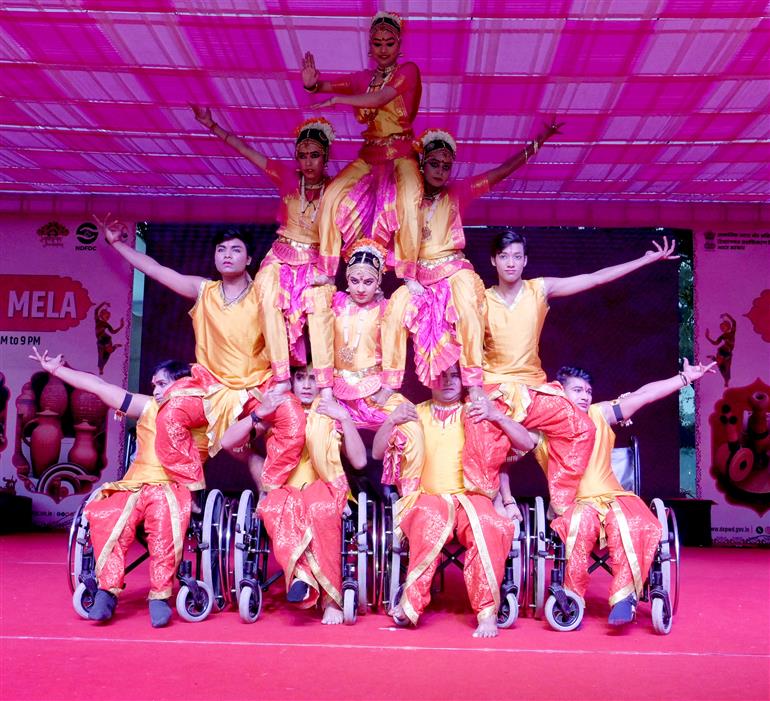दिव्यांगजन सशक्तिकरण विभाग (DEPwD) द्वारा 21 दिसंबर 2025 को नई दिल्ली में आयोजित ‘दिव्य कला मेला’ के समापन समारोह की झलकियां।