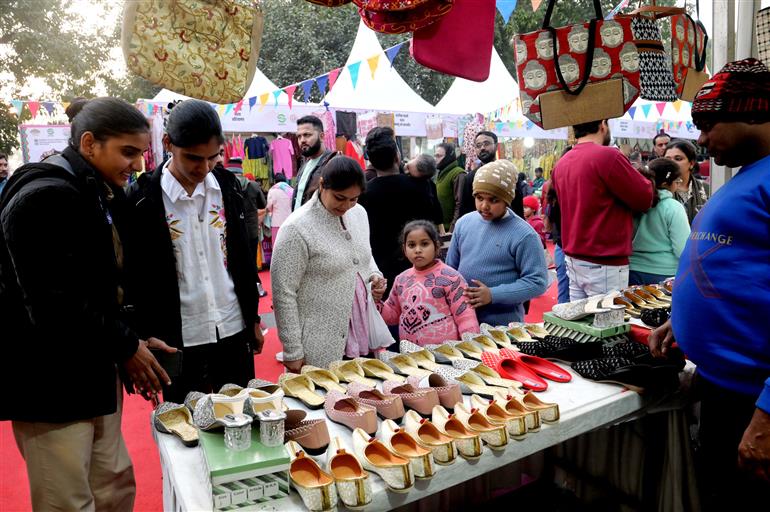 दिव्यांगजन सशक्तिकरण विभाग (DEPwD) द्वारा 21 दिसंबर 2025 को नई दिल्ली में आयोजित ‘दिव्य कला मेला’ के समापन समारोह की झलकियां।