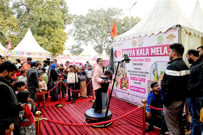 दिव्यांगजन सशक्तिकरण विभाग (DEPwD) द्वारा 21 दिसंबर 2025 को नई दिल्ली में आयोजित ‘दिव्य कला मेला’ के समापन समारोह की झलकियां।