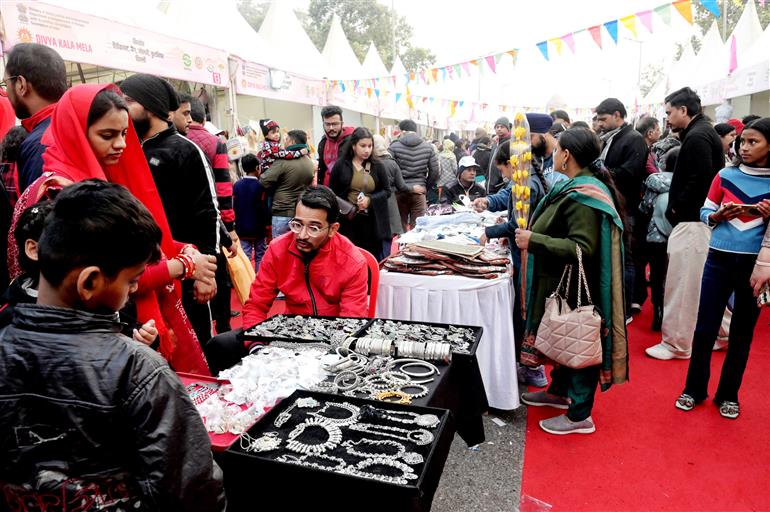 दिव्यांगजन सशक्तिकरण विभाग (DEPwD) द्वारा 21 दिसंबर 2025 को नई दिल्ली में आयोजित ‘दिव्य कला मेला’ के समापन समारोह की झलकियां।