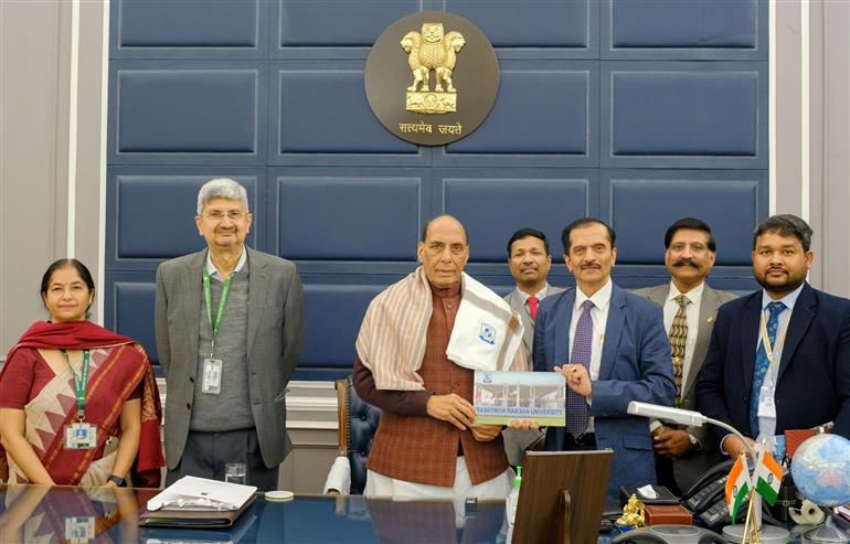 रक्षा अनुसंधान एवं विकास संगठन (डीआरडीओ) और राष्ट्रीय रक्षा विश्वविद्यालय (आरआरयू) ने 22 दिसंबर, 2025 को नई दिल्ली स्थित साउथ ब्लॉक में केंद्रीय रक्षा मंत्री श्री राजनाथ सिंह की उपस्थिति में रक्षा और आंतरिक सुरक्षा के लिए अनुसंधान, शिक्षा, प्रशिक्षण और तकनीकी सहायता के क्षेत्रों में सहयोग बढ़ाने के लिए एक समझौता ज्ञापन पर हस्ताक्षर किए।