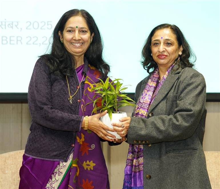 कंट्रोलर जनरल ऑफ कम्युनिकेशन अकाउंट्स सुश्री वंदना गुप्ता 22 दिसंबर, 2025 को नई दिल्ली में मध्य प्रदेश भवन ऑडिटोरियम में भारतीय डाक एवं दूरसंचार लेखा एवं वित्त सेवा (आईपी एंड टीएएफएस) द्वारा आयोजित 51वें स्थापना दिवस समारोह के अवसर पर "कम्युनिकेशन फाइनेंस समिट 2025" में शिरकत करती हुईं।