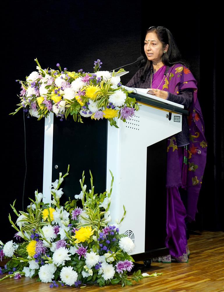 कंट्रोलर जनरल ऑफ कम्युनिकेशन अकाउंट्स सुश्री वंदना गुप्ता 22 दिसंबर, 2025 को नई दिल्ली में मध्य प्रदेश भवन ऑडिटोरियम में भारतीय डाक एवं दूरसंचार लेखा एवं वित्त सेवा (आईपी एंड टीएएफएस) द्वारा आयोजित 51वें स्थापना दिवस समारोह के अवसर पर "कम्युनिकेशन फाइनेंस समिट 2025" को संबोधित करती हुईं।