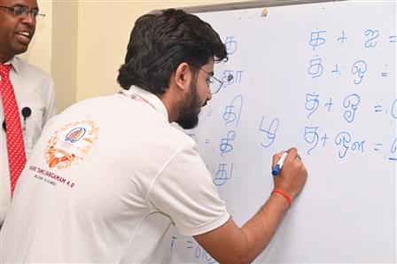 उत्तर प्रदेश के वाराणसी में चल रहे काशी तमिल संगम 4.0 के तहत, 23 दिसंबर, 2025 को काशी के छात्रों ने तमिलनाडु के गणादिपति तुलसी जैन इंजीनियरिंग कॉलेज का दौरा किया, जहां उन्होंने तमिल करकलाम थीम के तहत तमिल भाषा सीखने के सेशन में हिस्सा लिया और स्थानीय परंपराओं से रूबरू हुए।:Ministry of Education