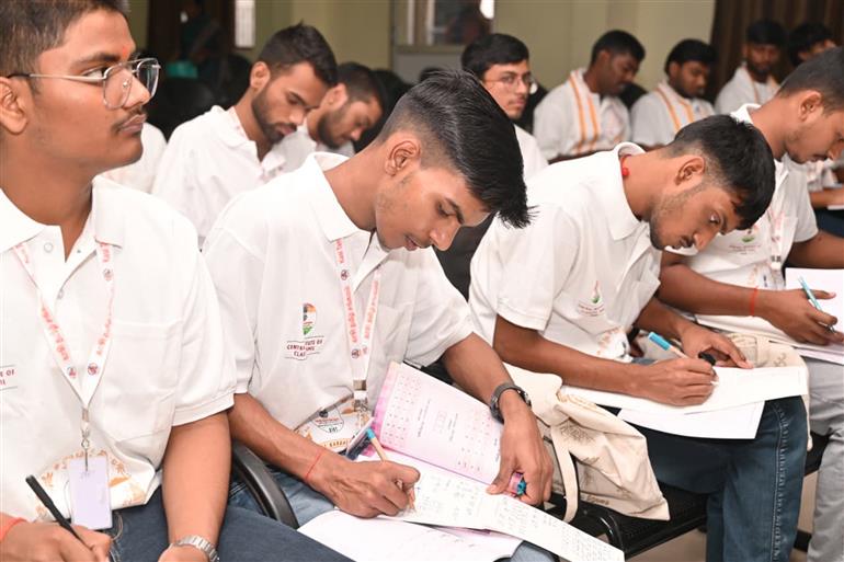 उत्तर प्रदेश के वाराणसी में चल रहे काशी तमिल संगम 4.0 के तहत, 23 दिसंबर, 2025 को काशी के छात्रों ने तमिलनाडु के गणादिपति तुलसी जैन इंजीनियरिंग कॉलेज का दौरा किया, जहां उन्होंने तमिल करकलाम थीम के तहत तमिल भाषा सीखने के सेशन में हिस्सा लिया और स्थानीय परंपराओं से रूबरू हुए।:Ministry of Education