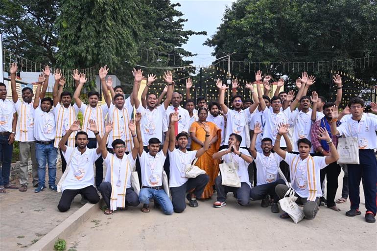 उत्तर प्रदेश के वाराणसी में चल रहे काशी तमिल संगम 4.0 के तहत, 23 दिसंबर, 2025 को काशी के छात्रों ने तमिलनाडु के गणादिपति तुलसी जैन इंजीनियरिंग कॉलेज का दौरा किया, जहां उन्होंने तमिल करकलाम थीम के तहत तमिल भाषा सीखने के सेशन में हिस्सा लिया और स्थानीय परंपराओं से रूबरू हुए।:Ministry of Education