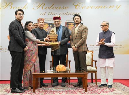 उपराष्ट्रपति श्री सी. पी. राधाकृष्णन 24 दिसंबर, 2025 को नई दिल्ली स्थित उपराष्ट्रपति एन्क्लेव में राज्यसभा सांसद प्रोफेसर (डॉ.) सिकंदर कुमार द्वारा लिखित पुस्तक "मोदी युग में भारत का आर्थिक सशक्तिकरण" के विमोचन के अवसर पर उपस्थित हैं।