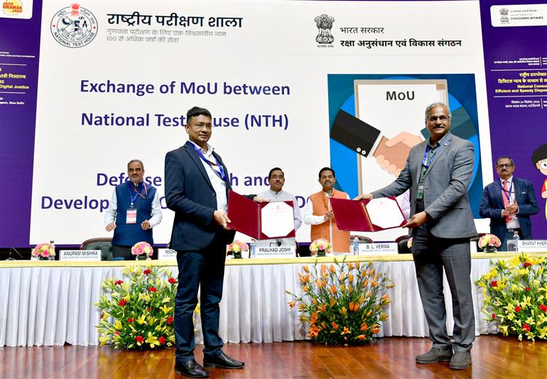 केंद्रीय उपभोक्ता मामले, खाद्य एवं सार्वजनिक वितरण मंत्री श्री प्रल्हाद जोशी 24 दिसंबर, 2025 को नई दिल्ली स्थित भारत मंडपम में राष्ट्रीय उपभोक्ता दिवस 2025 के अवसर पर आयोजित समारोह में भाग लेते हुए। इस अवसर पर उपभोक्ता मामले, खाद्य एवं सार्वजनिक वितरण और सामाजिक न्याय एवं अधिकारिता राज्य मंत्री श्री बी.एल. वर्मा भी उपस्थित हैं।