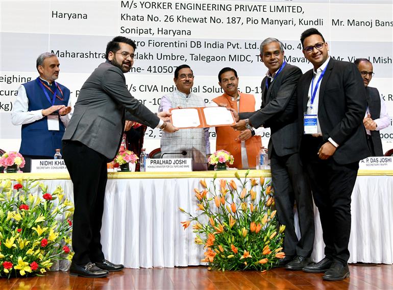 केंद्रीय उपभोक्ता मामले, खाद्य एवं सार्वजनिक वितरण मंत्री श्री प्रल्हाद जोशी 24 दिसंबर, 2025 को नई दिल्ली स्थित भारत मंडपम में राष्ट्रीय उपभोक्ता दिवस 2025 के अवसर पर आयोजित समारोह में भाग लेते हुए। इस अवसर पर उपभोक्ता मामले, खाद्य एवं सार्वजनिक वितरण और सामाजिक न्याय एवं अधिकारिता राज्य मंत्री श्री बी.एल. वर्मा भी उपस्थित हैं।