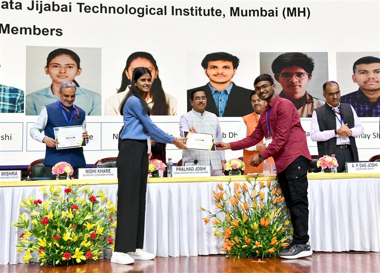 केंद्रीय उपभोक्ता मामले, खाद्य एवं सार्वजनिक वितरण मंत्री श्री प्रल्हाद जोशी 24 दिसंबर, 2025 को नई दिल्ली स्थित भारत मंडपम में राष्ट्रीय उपभोक्ता दिवस 2025 के अवसर पर आयोजित समारोह में भाग लेते हुए। इस अवसर पर उपभोक्ता मामले, खाद्य एवं सार्वजनिक वितरण और सामाजिक न्याय एवं अधिकारिता राज्य मंत्री श्री बी.एल. वर्मा भी उपस्थित हैं।