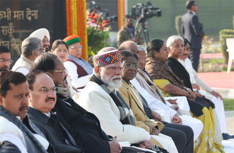 प्रधानमंत्री श्री नरेन्द्र मोदी ने 25 दिसंबर, 2025 को नई दिल्ली स्थित राजघाट पर 'सदैव अटल' स्मारक का दौरा किया तथा पूर्व प्रधानमंत्री और भारत रत्न अटल बिहारी वाजपेयी को उनकी 101वीं जयंती पर पुष्पांजलि अर्पित की।