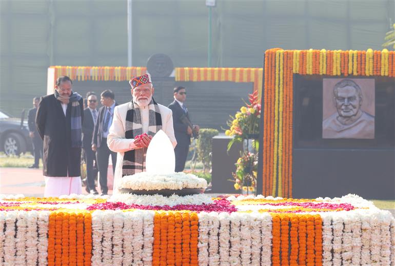 प्रधानमंत्री श्री नरेन्द्र मोदी ने 25 दिसंबर, 2025 को नई दिल्ली स्थित राजघाट पर 'सदैव अटल' स्मारक का दौरा किया तथा पूर्व प्रधानमंत्री और भारत रत्न अटल बिहारी वाजपेयी को उनकी 101वीं जयंती पर पुष्पांजलि अर्पित की।