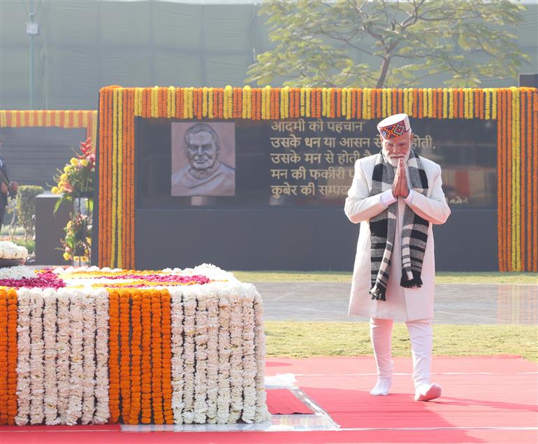 प्रधानमंत्री श्री नरेन्द्र मोदी ने 25 दिसंबर, 2025 को नई दिल्ली स्थित राजघाट पर 'सदैव अटल' स्मारक का दौरा किया तथा पूर्व प्रधानमंत्री और भारत रत्न अटल बिहारी वाजपेयी को उनकी 101वीं जयंती पर पुष्पांजलि अर्पित की।