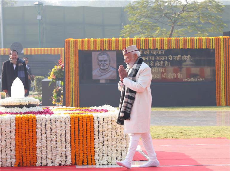 प्रधानमंत्री श्री नरेन्द्र मोदी ने 25 दिसंबर, 2025 को नई दिल्ली स्थित राजघाट पर 'सदैव अटल' स्मारक का दौरा किया तथा पूर्व प्रधानमंत्री और भारत रत्न अटल बिहारी वाजपेयी को उनकी 101वीं जयंती पर पुष्पांजलि अर्पित की।