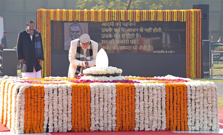 प्रधानमंत्री श्री नरेन्द्र मोदी ने 25 दिसंबर, 2025 को नई दिल्ली स्थित राजघाट पर 'सदैव अटल' स्मारक का दौरा किया तथा पूर्व प्रधानमंत्री और भारत रत्न अटल बिहारी वाजपेयी को उनकी 101वीं जयंती पर पुष्पांजलि अर्पित की।