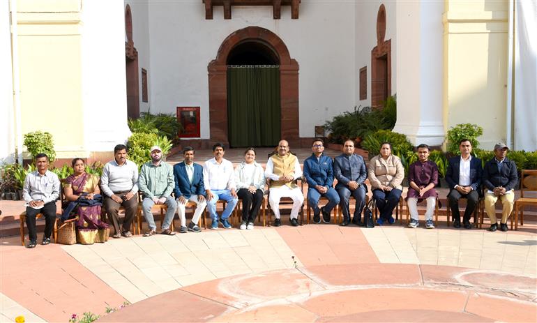 लोकसभा अध्यक्ष श्री ओम बिरला 25 दिसंबर, 2025 को नई दिल्ली स्थित संसद भवन में एक कार्यक्रम के दौरान एक ग्रुप फोटो में। इस कार्यक्रम में हमारे राष्ट्रीय नेताओं को उनकी जयंती पर श्रद्धांजलि देने में देश के युवाओं की भागीदारी को रेखांकित किया गया।