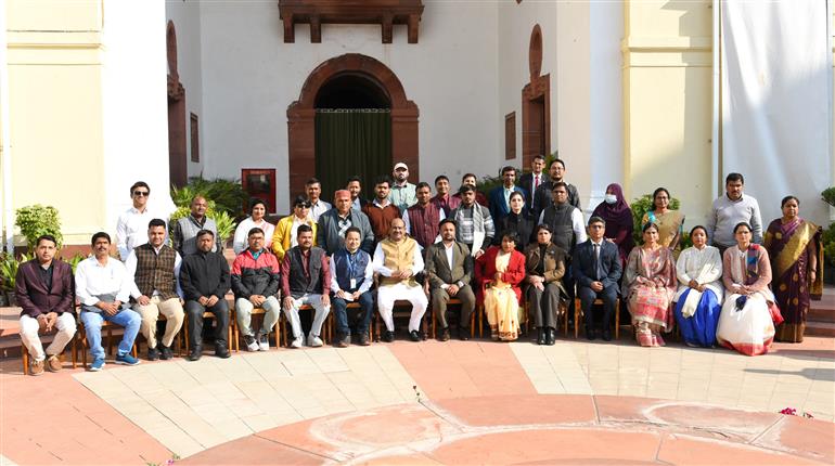 लोकसभा अध्यक्ष श्री ओम बिरला 25 दिसंबर, 2025 को नई दिल्ली स्थित संसद भवन में एक कार्यक्रम के दौरान एक ग्रुप फोटो में। इस कार्यक्रम में हमारे राष्ट्रीय नेताओं को उनकी जयंती पर श्रद्धांजलि देने में देश के युवाओं की भागीदारी को रेखांकित किया गया।