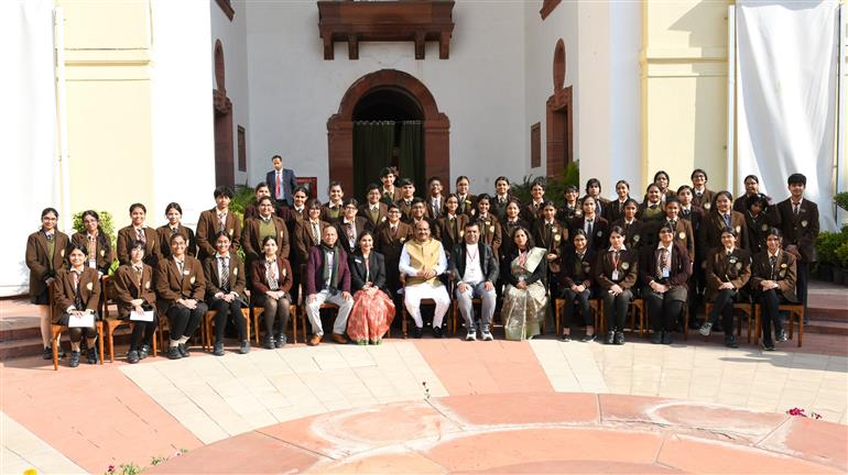 लोकसभा अध्यक्ष श्री ओम बिरला 25 दिसंबर, 2025 को नई दिल्ली स्थित संसद भवन में एक कार्यक्रम के दौरान एक ग्रुप फोटो में। इस कार्यक्रम में हमारे राष्ट्रीय नेताओं को उनकी जयंती पर श्रद्धांजलि देने में देश के युवाओं की भागीदारी को रेखांकित किया गया।