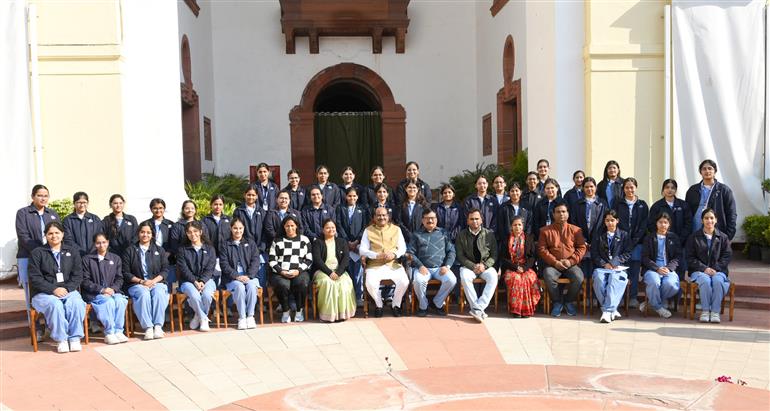 लोकसभा अध्यक्ष श्री ओम बिरला 25 दिसंबर, 2025 को नई दिल्ली स्थित संसद भवन में एक कार्यक्रम के दौरान एक ग्रुप फोटो में। इस कार्यक्रम में हमारे राष्ट्रीय नेताओं को उनकी जयंती पर श्रद्धांजलि देने में देश के युवाओं की भागीदारी को रेखांकित किया गया।