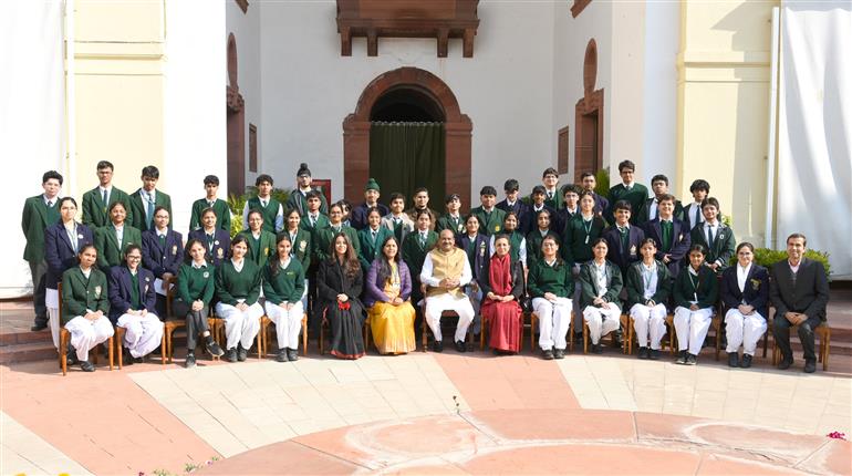 लोकसभा अध्यक्ष श्री ओम बिरला 25 दिसंबर, 2025 को नई दिल्ली स्थित संसद भवन में एक कार्यक्रम के दौरान एक ग्रुप फोटो में। इस कार्यक्रम में हमारे राष्ट्रीय नेताओं को उनकी जयंती पर श्रद्धांजलि देने में देश के युवाओं की भागीदारी को रेखांकित किया गया।