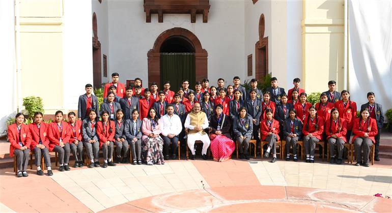 लोकसभा अध्यक्ष श्री ओम बिरला 25 दिसंबर, 2025 को नई दिल्ली स्थित संसद भवन में एक कार्यक्रम के दौरान एक ग्रुप फोटो में। इस कार्यक्रम में हमारे राष्ट्रीय नेताओं को उनकी जयंती पर श्रद्धांजलि देने में देश के युवाओं की भागीदारी को रेखांकित किया गया।