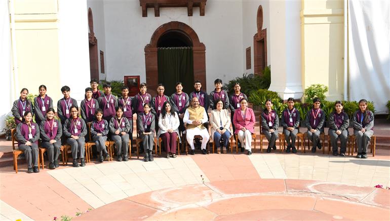 लोकसभा अध्यक्ष श्री ओम बिरला 25 दिसंबर, 2025 को नई दिल्ली स्थित संसद भवन में एक कार्यक्रम के दौरान एक ग्रुप फोटो में। इस कार्यक्रम में हमारे राष्ट्रीय नेताओं को उनकी जयंती पर श्रद्धांजलि देने में देश के युवाओं की भागीदारी को रेखांकित किया गया।