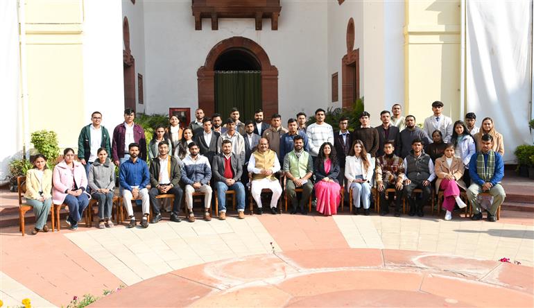 लोकसभा अध्यक्ष श्री ओम बिरला 25 दिसंबर, 2025 को नई दिल्ली स्थित संसद भवन में एक कार्यक्रम के दौरान एक ग्रुप फोटो में। इस कार्यक्रम में हमारे राष्ट्रीय नेताओं को उनकी जयंती पर श्रद्धांजलि देने में देश के युवाओं की भागीदारी को रेखांकित किया गया।