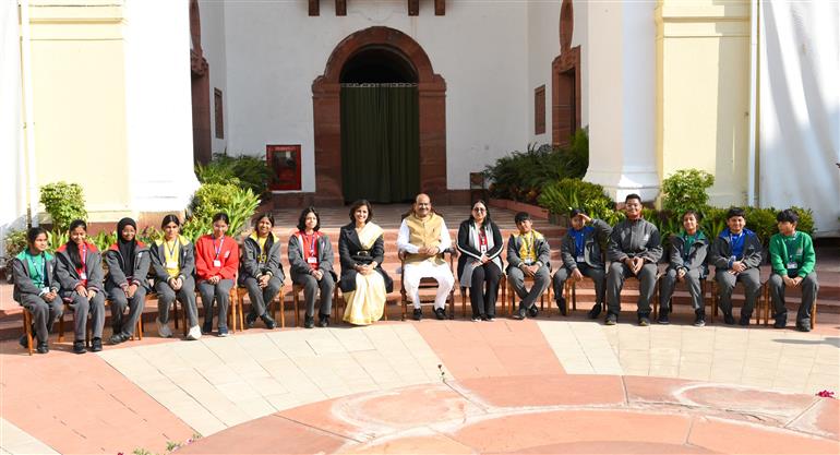 लोकसभा अध्यक्ष श्री ओम बिरला 25 दिसंबर, 2025 को नई दिल्ली स्थित संसद भवन में एक कार्यक्रम के दौरान एक ग्रुप फोटो में। इस कार्यक्रम में हमारे राष्ट्रीय नेताओं को उनकी जयंती पर श्रद्धांजलि देने में देश के युवाओं की भागीदारी को रेखांकित किया गया।