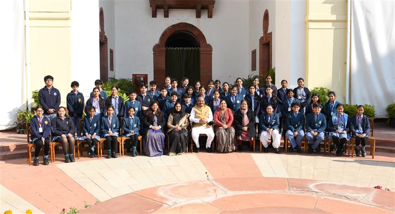 लोकसभा अध्यक्ष श्री ओम बिरला 25 दिसंबर, 2025 को नई दिल्ली स्थित संसद भवन में एक कार्यक्रम के दौरान एक ग्रुप फोटो में। इस कार्यक्रम में हमारे राष्ट्रीय नेताओं को उनकी जयंती पर श्रद्धांजलि देने में देश के युवाओं की भागीदारी को रेखांकित किया गया।