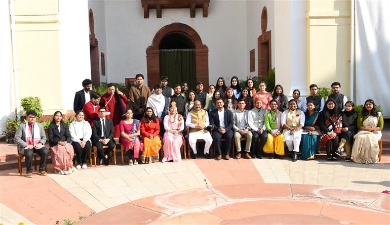 लोकसभा अध्यक्ष श्री ओम बिरला 25 दिसंबर, 2025 को नई दिल्ली स्थित संसद भवन में एक कार्यक्रम के दौरान एक ग्रुप फोटो में। इस कार्यक्रम में हमारे राष्ट्रीय नेताओं को उनकी जयंती पर श्रद्धांजलि देने में देश के युवाओं की भागीदारी को रेखांकित किया गया।