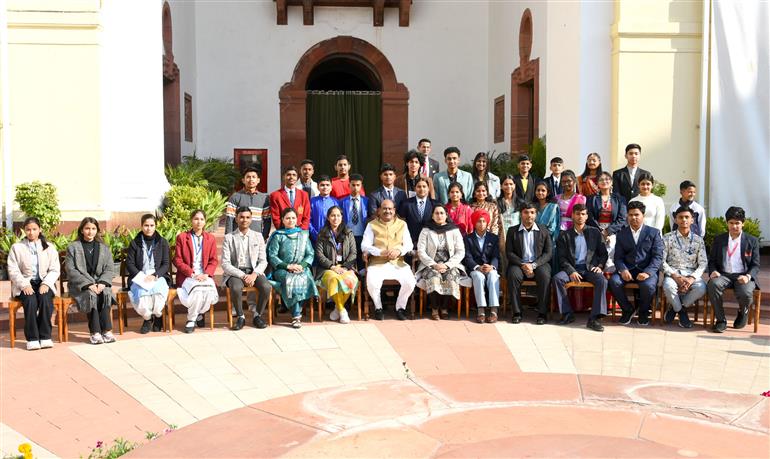 लोकसभा अध्यक्ष श्री ओम बिरला 25 दिसंबर, 2025 को नई दिल्ली स्थित संसद भवन में एक कार्यक्रम के दौरान एक ग्रुप फोटो में। इस कार्यक्रम में हमारे राष्ट्रीय नेताओं को उनकी जयंती पर श्रद्धांजलि देने में देश के युवाओं की भागीदारी को रेखांकित किया गया।