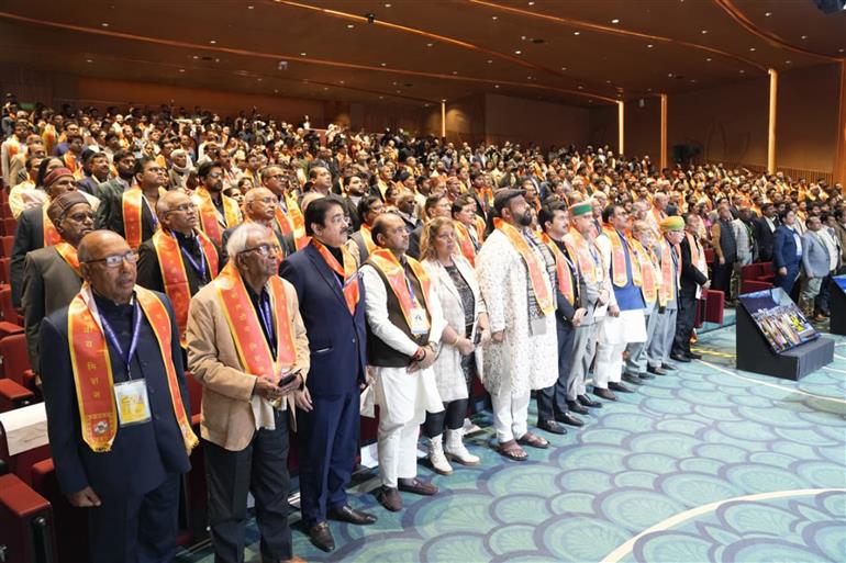 उपराष्ट्रपति श्री सी. पी. राधाकृष्णन 25 दिसंबर, 2025 को नई दिल्ली स्थित भारत मंडपम में महामना पंडित मदन मोहन मालवीय की रचनाओं के संग्रह, महामना वांग्मय की 12-खंडों की अंतिम श्रृंखला के विमोचन समारोह को संबोधित करते हुए।