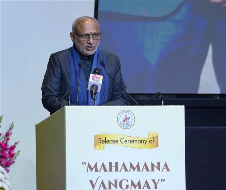 उपराष्ट्रपति श्री सी. पी. राधाकृष्णन 25 दिसंबर, 2025 को नई दिल्ली स्थित भारत मंडपम में महामना पंडित मदन मोहन मालवीय की रचनाओं के संग्रह, महामना वांग्मय की 12-खंडों की अंतिम श्रृंखला के विमोचन समारोह को संबोधित करते हुए।
