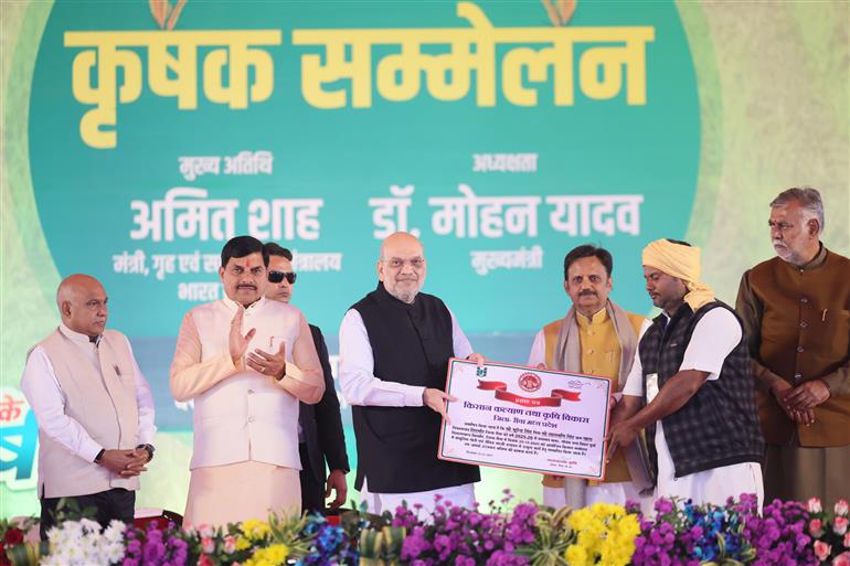 केंद्रीय गृह एवं सहकारिता मंत्री श्री अमित शाह 25 दिसंबर, 2025 को मध्य प्रदेश के रीवा में कृषक सम्मेलन में भाग लेते हुए।