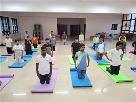 काशी तमिल संगमम् 4.0 के तहत, काशी के छात्र 26 दिसंबर, 2025 को सीखने और सेहत पर फोकस करने के लिए एक दिन के लिए आईआईटी मद्रास में एकत्र हुए। दिन की शुरुआत इंटरैक्टिव तमिल भाषा सेशन से हुई, जहां छात्रों ने बोली जाने वाली तमिल भाषा सीखी, जिसके बाद एक योग सेशन हुआ।:Ministry of Education