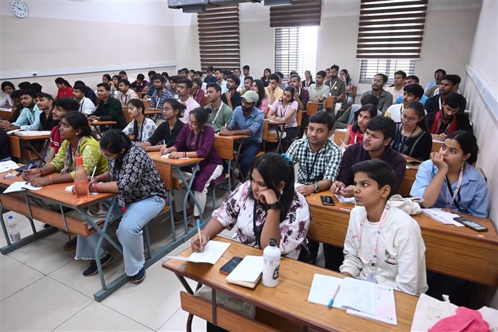 काशी तमिल संगमम् 4.0 के तहत, काशी के छात्र 26 दिसंबर, 2025 को सीखने और सेहत पर फोकस करने के लिए एक दिन के लिए आईआईटी मद्रास में एकत्र हुए। दिन की शुरुआत इंटरैक्टिव तमिल भाषा सेशन से हुई, जहां छात्रों ने बोली जाने वाली तमिल भाषा सीखी, जिसके बाद एक योग सेशन हुआ।:Ministry of Education