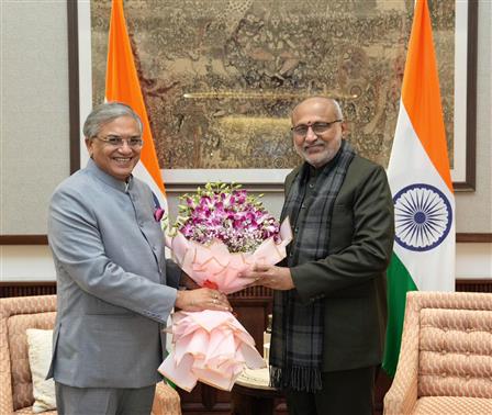 मुख्य निर्वाचन आयुक्त श्री ज्ञानेश कुमार 26 दिसंबर, 2025 को नई दिल्ली में उपराष्ट्रपति एन्क्लेव में उपराष्ट्रपति श्री सी.पी. राधाकृष्णन से मुलाकात करते हुए।