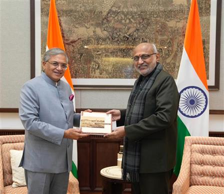 मुख्य निर्वाचन आयुक्त श्री ज्ञानेश कुमार 26 दिसंबर, 2025 को नई दिल्ली में उपराष्ट्रपति एन्क्लेव में उपराष्ट्रपति श्री सी.पी. राधाकृष्णन से मुलाकात करते हुए।