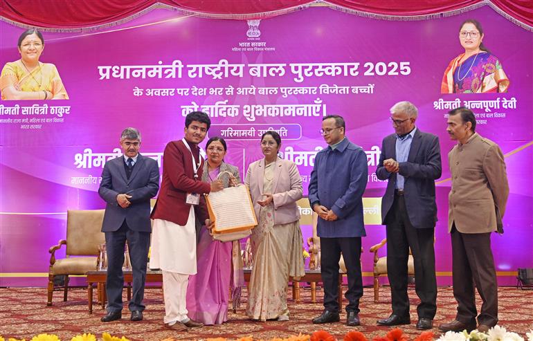 केंद्रीय महिला एवं बाल विकास मंत्री श्रीमती अन्नपूर्णा देवी और महिला एवं बाल विकास राज्य मंत्री श्रीमती सावित्री ठाकुर 26 दिसंबर, 2025 को नई दिल्ली में एक कार्यक्रम में प्रधानमंत्री राष्ट्रीय बाल पुरस्कार से सम्मानित बाल नायकों से बातचीत करती हुईं।
